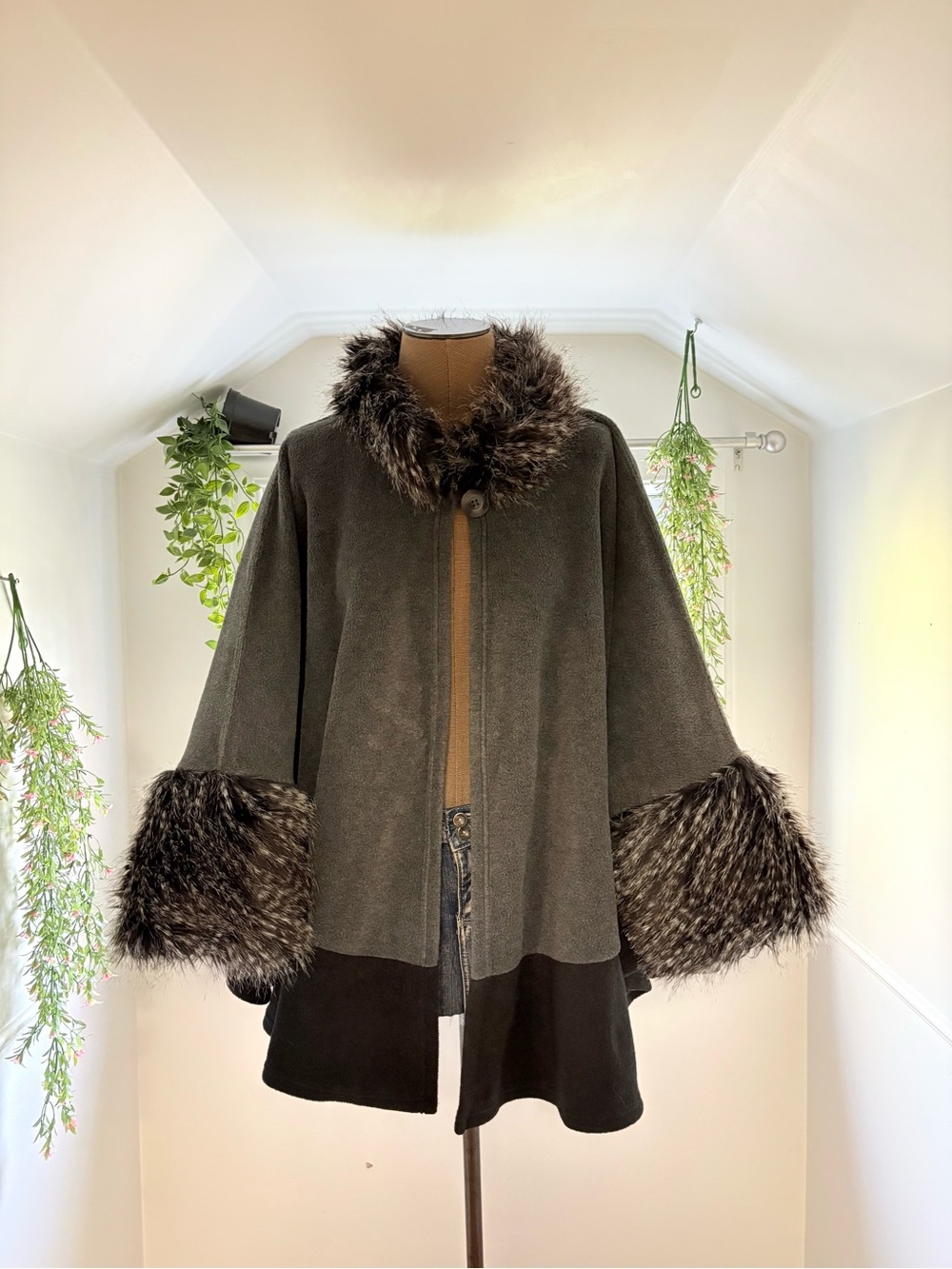 Parkhurst Dark Gray Faux Fur-Trim Cape Sweater